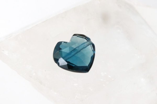 画像2: 一粒売り ロンドンブルートパーズ ハート型 穴あり 9.3ct ブラジル産 誠実さ ピュアな心 人間関係 品番: 13477 (2)