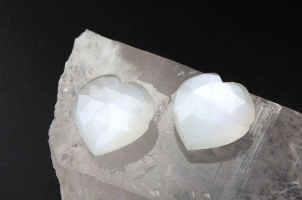 画像2: 一粒売り ホワイトムーンストーン ハート型 穴あり 約6.7ct?13.4ct スリランカ産 人間の情緒 社交性 喜び 楽観的思考 品番: 13156 (2)
