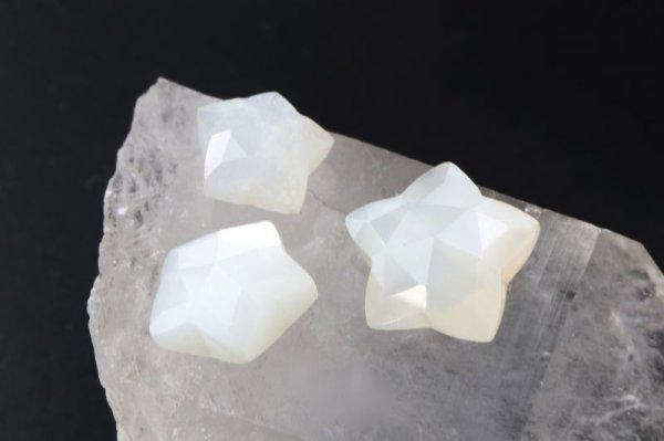 画像2: 一粒売り ムーンストーン カット 星型 穴あり 約5.6ct〜10ct スリランカ産 人間の情緒 社交性 喜び 楽観的思考 品番: 13484 (2)
