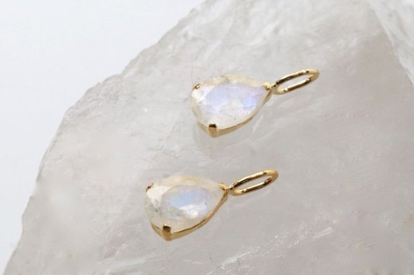 画像2: チャーム ロイヤルブルームーンストーン 18金ゴールド 0.45ct 4×6mm スリランカ産 永遠の愛 女性性 幸せな結婚 ペンダントトップ ジュエリー 品番:13567 (2)