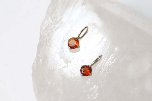 画像2: チャーム ヘソナイトガーネット プラチナ 3mm スリランカ産 ヘッソナイト 精神力 生命力 ペンダントトップ ジュエリー 品番:13648 (2)