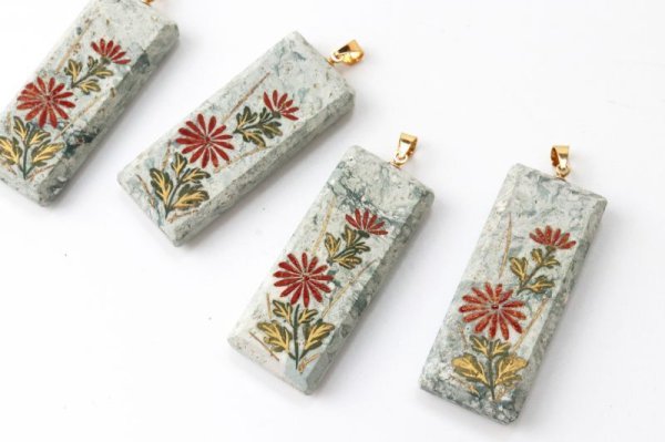 画像2: 【日本銘石×消粉蒔絵】ペンダントトップ 十和田石 小菊 スクエア型 〈秋田県〉 金粉漆蒔絵 金沢金箔 伝統工芸 健康 やすらぎ 品番:13657 (2)