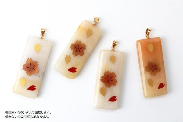 画像4: 【日本銘石×消粉蒔絵】ペンダントトップ 静岡水晶 桜と花びら1 スクエア型 〈静岡県〉 金粉漆蒔絵 金沢金箔 伝統工芸 浄化 厄除け 品番:13654 (4)