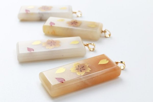 画像3: 【日本銘石×消粉蒔絵】ペンダントトップ 静岡水晶 桜と花びら1 スクエア型 〈静岡県〉 金粉漆蒔絵 金沢金箔 伝統工芸 浄化 厄除け 品番:13654 (3)