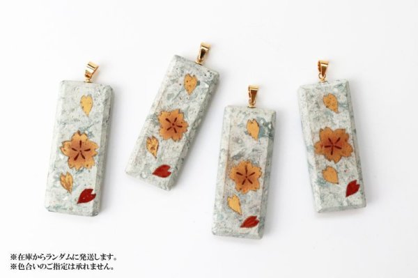 画像4: 【日本銘石×消粉蒔絵】ペンダントトップ 十和田石 桜と花びら1 スクエア型 〈秋田県〉 金粉漆蒔絵 金沢金箔 伝統工芸 健康 やすらぎ 品番:13658 (4)