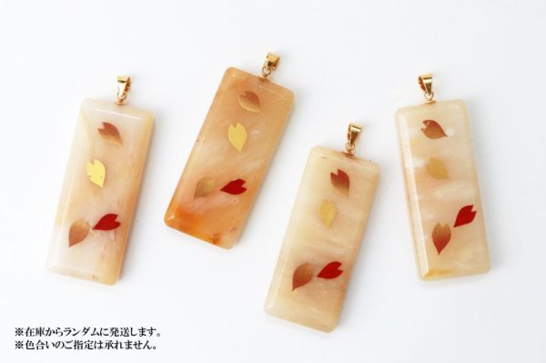 画像4: 【日本銘石×消粉蒔絵】ペンダントトップ 静岡水晶 桜と花びら2 スクエア型 〈静岡県〉 金粉漆蒔絵 金沢金箔 伝統工芸 浄化 厄除け 品番:13655 (4)