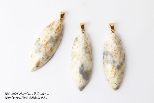 画像4: 【日本銘石×金箔】ペンダントトップ フェアリースキンサファイア マーキス型 〈広島県〉 金粉散し 伝統工芸 創造 神話 愛 品番:13660 (4)