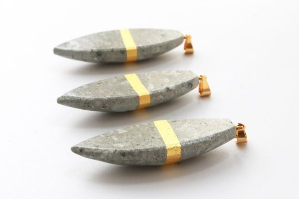 画像3: 【日本銘石×金箔】ペンダントトップ タツナイト マーキス型 〈兵庫県〉 金箔横ライン 金沢金箔 伝統工芸 健康 安産 縁結び 品番:13663 (3)