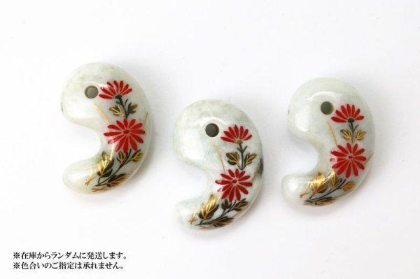 画像4: 【日本銘石×消粉蒔絵】勾玉 糸魚川翡翠 小菊 〈新潟県〉 約30mm 横穴あり 金粉漆蒔絵 金沢金箔 伝統工芸 安定 平穏 慈悲 知恵 品番:13671 (4)