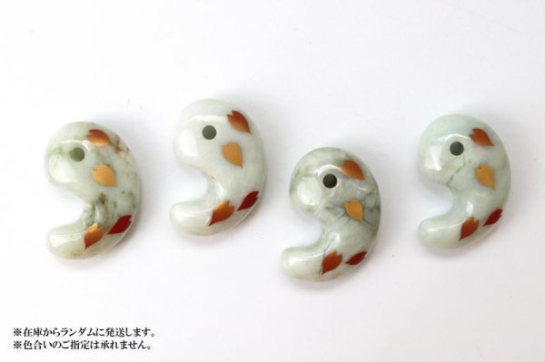 画像4: 【日本銘石×消粉蒔絵】勾玉 糸魚川翡翠 桜 〈新潟県〉 約30mm 横穴あり 金粉漆蒔絵 金沢金箔 伝統工芸 安定 平穏 慈悲 知恵 品番:13670 (4)