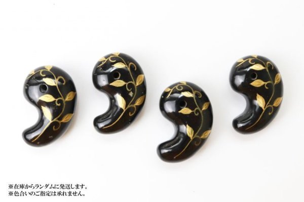 画像4: 【日本銘石×消粉蒔絵】勾玉 サヌカイト 唐草 〈香川県〉 約30mm 横穴あり 金沢金箔 伝統工芸 魔除け 浄化 ヒーリング 品番:13668 (4)