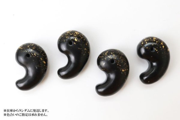 画像5: 【日本銘石×金箔】勾玉 サヌカイト 〈香川県〉 半金箔金箔散らし 約30mm 横穴あり 金沢金箔 伝統工芸 魔除け 浄化 ヒーリング 品番:13667 (5)