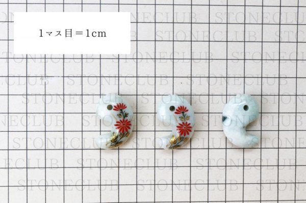 画像5: 【日本銘石×消粉蒔絵】勾玉 糸魚川翡翠 小菊 〈新潟県〉 約30mm 横穴あり 金粉漆蒔絵 金沢金箔 伝統工芸 安定 平穏 慈悲 知恵 品番:13671 (5)