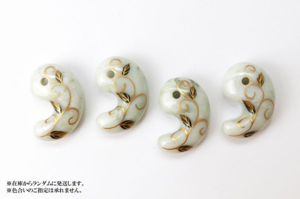 画像4: 【日本銘石×消粉蒔絵】勾玉 糸魚川翡翠 唐草 〈新潟県〉 約30mm 横穴あり 金粉漆蒔絵 金沢金箔 伝統工芸 安定 平穏 慈悲 知恵 品番:13669 (4)
