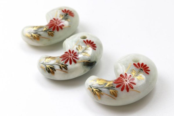 画像3: 【日本銘石×消粉蒔絵】勾玉 糸魚川翡翠 小菊 〈新潟県〉 約30mm 横穴あり 金粉漆蒔絵 金沢金箔 伝統工芸 安定 平穏 慈悲 知恵 品番:13671 (3)