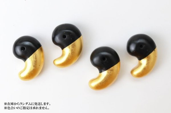 画像5: 【日本銘石×金箔】勾玉 サヌカイト 〈香川県〉 半金箔金箔貼り 約30mm 横穴あり 金沢金箔 伝統工芸 魔除け 浄化 ヒーリング 品番:13666 (5)