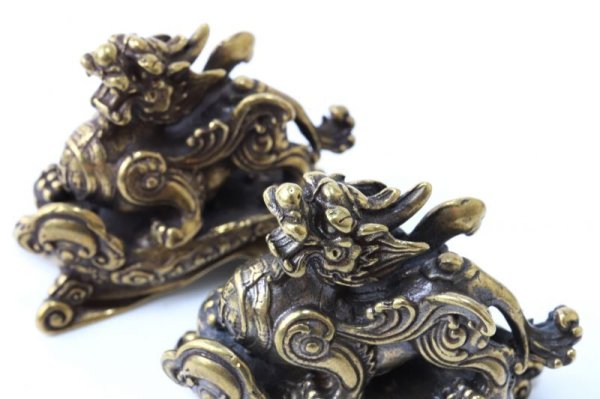 画像2: 置物 貔貅台付 ヒキュウ 銅製 風水 財運 金運 財福 品番:13726 (2)