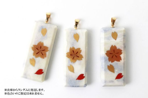 画像4: 【日本銘石 ? 消粉蒔絵】ペンダントトップ フェアリースキンサファイア 桜と花びら1 スクエア型 〈広島県〉 金粉漆蒔絵 金沢金箔 伝統工芸 品番:13761 (4)