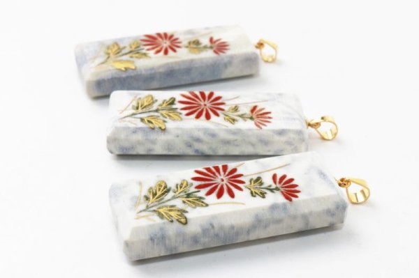 画像3: 【日本銘石 ? 消粉蒔絵】ペンダントトップ フェアリースキンサファイア 小菊 スクエア型 〈広島県〉 金粉漆蒔絵 金沢金箔 伝統工芸 品番:13763 (3)