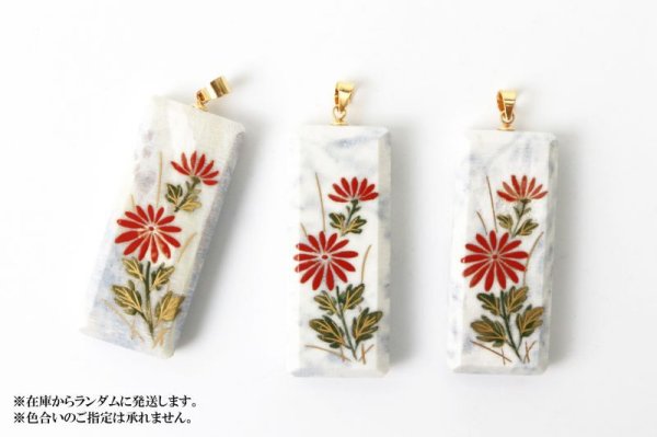 画像4: 【日本銘石 ? 消粉蒔絵】ペンダントトップ フェアリースキンサファイア 小菊 スクエア型 〈広島県〉 金粉漆蒔絵 金沢金箔 伝統工芸 品番:13763 (4)
