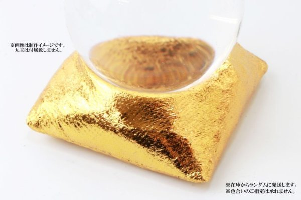 画像3: 金の座布団 ピラミッド型 ゴールド 中 金色 丸玉台座 ディスプレイ インテリア 品番: 13807 (3)