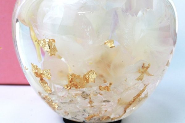 画像2: 置物 プリンセスアップル ホワイトカラー 水晶 さざれ石入り 金箔 国産バラ ドライフラワー  風水 開運 幸福 幸運 品番: 14139 (2)