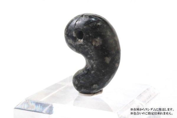画像3: 【日本銘石】勾玉 霊峰 富士溶岩 〈静岡県〉 約21×14.5×9mm 幸運 金運 健康 ※ポイント対象外 品番:14216 (3)