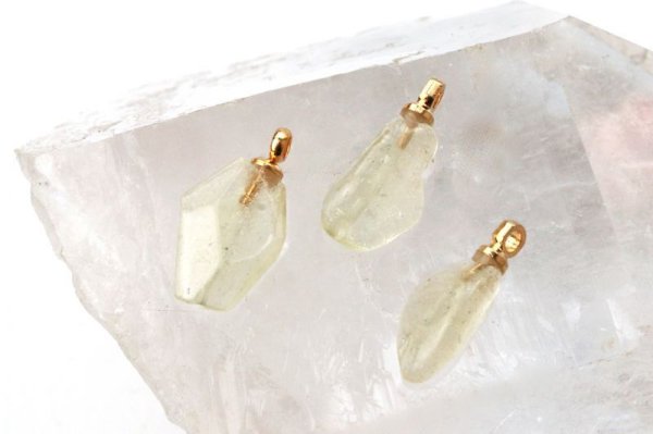 画像2: ペンダントトップ　リビアングラス　ゴールド　GL　力リビア砂漠産　宿命　浄化　ヒーリング　直観力　ジュエリー　天然石　品番：14294 (2)