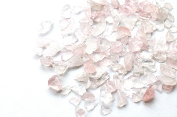画像2: さざれ　ローズクォーツ　約5g　ケース入り　10個入りセット　ストーンチップ　パーツ　ネイル　DIY　天然石　品番： 14334 (2)