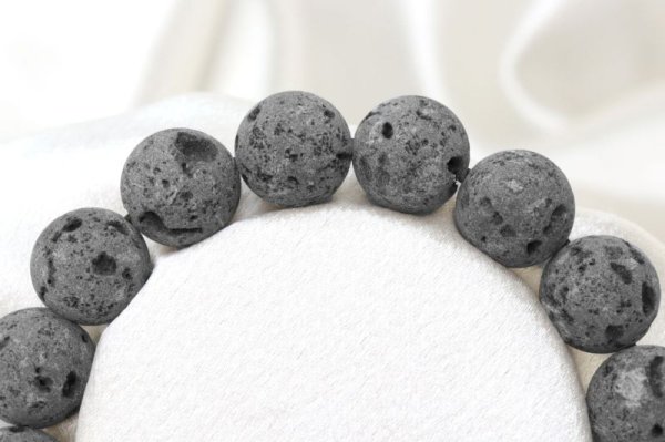 画像2: 【日本銘石】ブレス　三島古富士溶岩　〈静岡県〉　12mm　運気向上　エネルギー上昇　健康　古代のエネルギー　※ポイント対象外　品番：14407 (2)