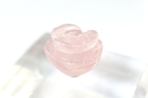 画像2: 【一粒売り】 バラ石 バラ彫物 ローズクォーツ 約12mm ビーズ 彫刻パーツ 恋愛 美しさ ピンク 天然石 品番: 9901 (2)