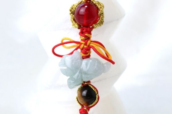 画像2: 2022年　干支ストラップ　寅（とら）　翡翠　赤　レッド　タイガーアイ　チェリーアンバー　開運　幸運　お守り　天然石　品番：14489 (2)