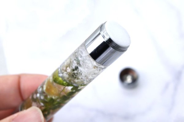 画像2: ハーバリウム アロマ スタンプ ティーツリー×水晶 さざれ入り 交換用印面1個付き マスク 花粉症  オリジナル リラックス 品番:14497 (2)