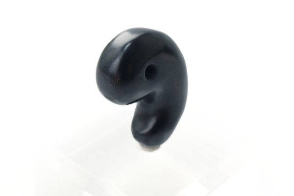 画像2: 勾玉 シュンガイト 約20mm ロシア産 日本製 癒し 奇跡 ブラック 浄化 天然石 品番:14563 (2)