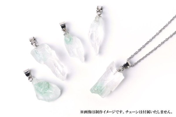 画像3: 【自社製アクセサリー10点以上でクーポン使用後30%OFF対象商品(クーポン番号:AC30)】ペンダントトップ アップルグリーンクォーツ レギュラー ステンレス ブラジル産 日本製 フックサイトインクォーツ 浄化 開運 希少 天然石 ※ポイント対象外 品番:14593 (3)
