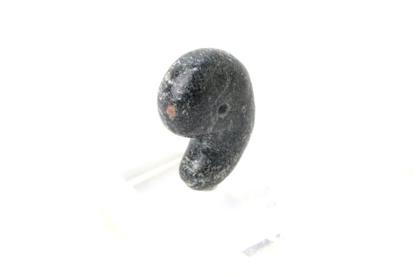 画像2: 【日本銘石】勾玉 ブラックハイドガーネット 〈愛媛県〉 約30mm 勇気 強大な力に立ち向かう 逆境に打ち勝つ 海をコントロール 品番:14635 (2)