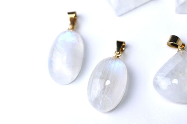 画像2: ペンダントトップ ロイヤルブルームーンストーン ゴールド GD スリランカ産 日本製 永遠の愛 女性性 ジュエリー 天然石 品番:14644 (2)