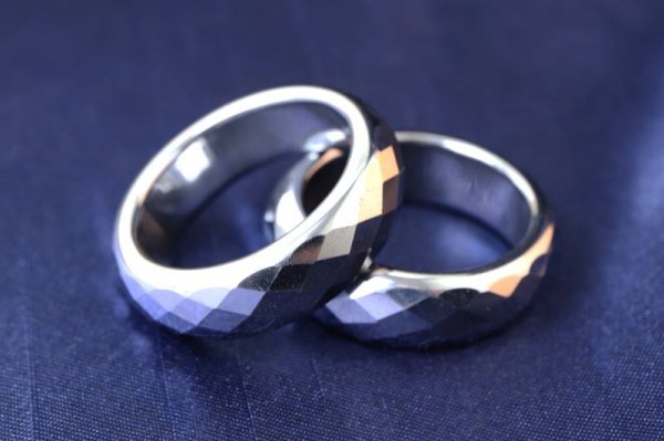 画像3: テラヘルツ　リング　指輪　表面カット加工　ユニセックスデザイン　約26号〜26.5号　品番： 14685 (3)