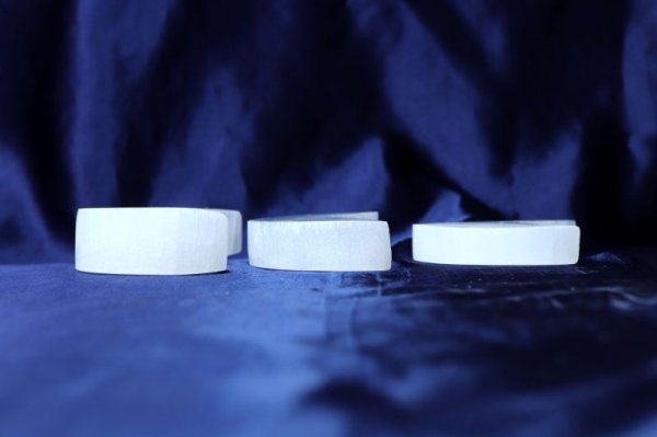 画像3: 置物 セレナイト 月形 1個 モロッコ産 エネルギー 浄化 癒し 生命 彫り物 インテリア 天然石 品番:14752 (3)