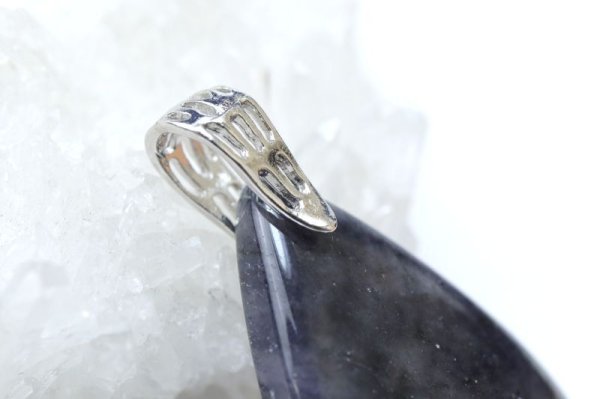 画像2: ペンダントトップ アイオライトサンストーン 三角形 インド産 日本製 バランス 人間関係 円満 ジュエリー 天然石 品番:14830 (2)