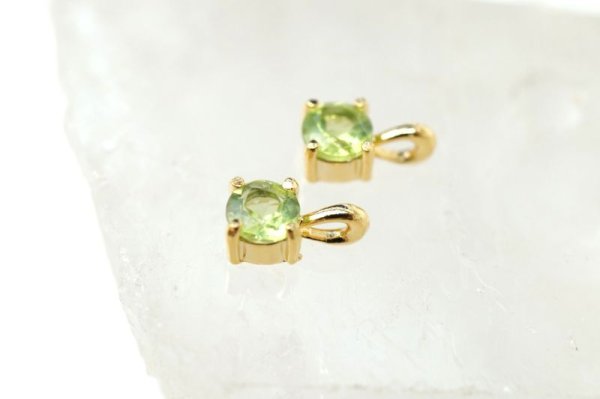 画像3: ペンダントトップ　バースデー　8月　ペリドット　約4mm　スクエア枠　パキスタン産　silver925　ゴールド　GD　日本製　チャーム　ジュエリー　天然石　※ポイント対象外　※ポイント付与対象外　品番：14942 (3)