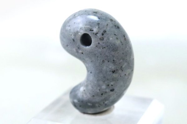 画像2: 【日本銘石】勾玉 青海薬石 〈新潟県〉 中 約25mm 健康 癒し 不変 品番:15024 (2)