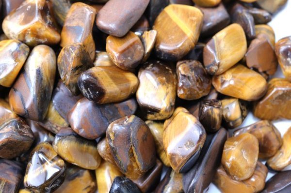 画像2: さざれ　タイガーアイ　中粒　オリジナルパッケージ付　約100gパック　金運　仕事運　お守り　天然石　品番： 3719 (2)