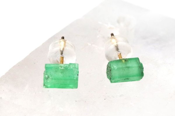 画像3: ピアス エメラルド 突き刺し型 18金ゴールド コロンビア産 日本製 芸術的才能の開花 5月誕生石 ジュエリー 天然石 品番: 15099 (3)