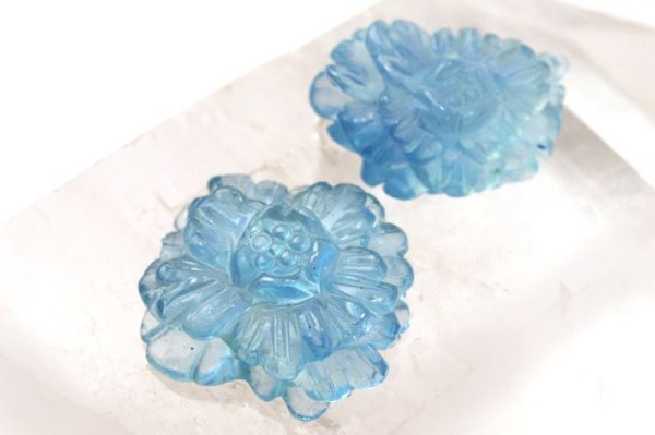 画像3: 天然石パーツ　アクアマリン　濃い色　花彫り　ブレス用　横穴　貫通穴　幸福　愛情　ブルー　ビーズ　彫刻パーツ　天然石　品番：15289 (3)