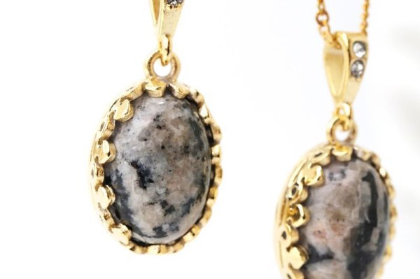 画像3: 【自社製アクセサリー10点以上でクーポン使用後30％OFF対象商品（クーポン番号：AC30）】ペンダントトップ　ユーパーライト　レース枠　楕円　ゴールド　GD　アメリカ産　日本製　蛍光　魔除け　自信　強い意志　品番：15295 (3)