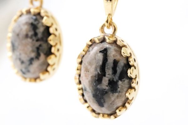 画像2: 【自社製アクセサリー10点以上でクーポン使用後30％OFF対象商品（クーポン番号：AC30）】ペンダントトップ　ユーパーライト　レース枠　楕円　ゴールド　GD　アメリカ産　日本製　蛍光　魔除け　自信　強い意志　品番：15295 (2)