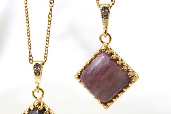 画像2: 【日本銘石】ペンダントトップ　アークナイト　〈徳島県〉　ひし形　ゴールド　GD　日本製　聖なる守り　絶大なる権力　品番：15292 (2)