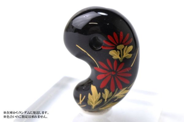 画像4: 【日本銘石 ? 消粉蒔絵】勾玉　サヌカイト　小菊　〈香川県〉　約30mm　横穴あり　金粉漆蒔絵　金沢金箔　伝統工芸　魔除け　浄化　ヒーリング　品番：15333 (4)