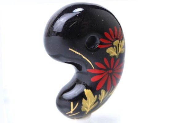 画像2: 【日本銘石 ? 消粉蒔絵】勾玉　サヌカイト　小菊　〈香川県〉　約30mm　横穴あり　金粉漆蒔絵　金沢金箔　伝統工芸　魔除け　浄化　ヒーリング　品番：15333 (2)